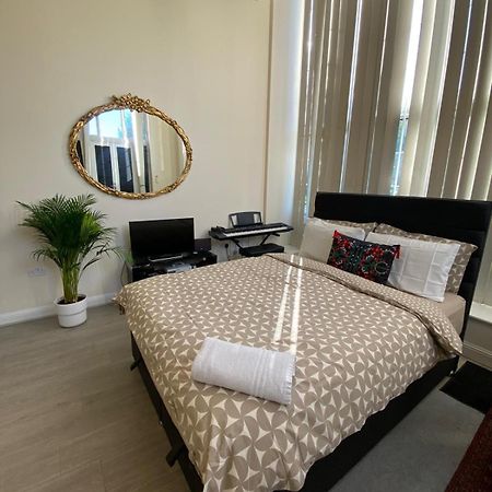 Spacious King Room With Private Entrance - Near Emirates And Camden And King'S Cross - 5 Min To Tube Finchley Kültér fotó
