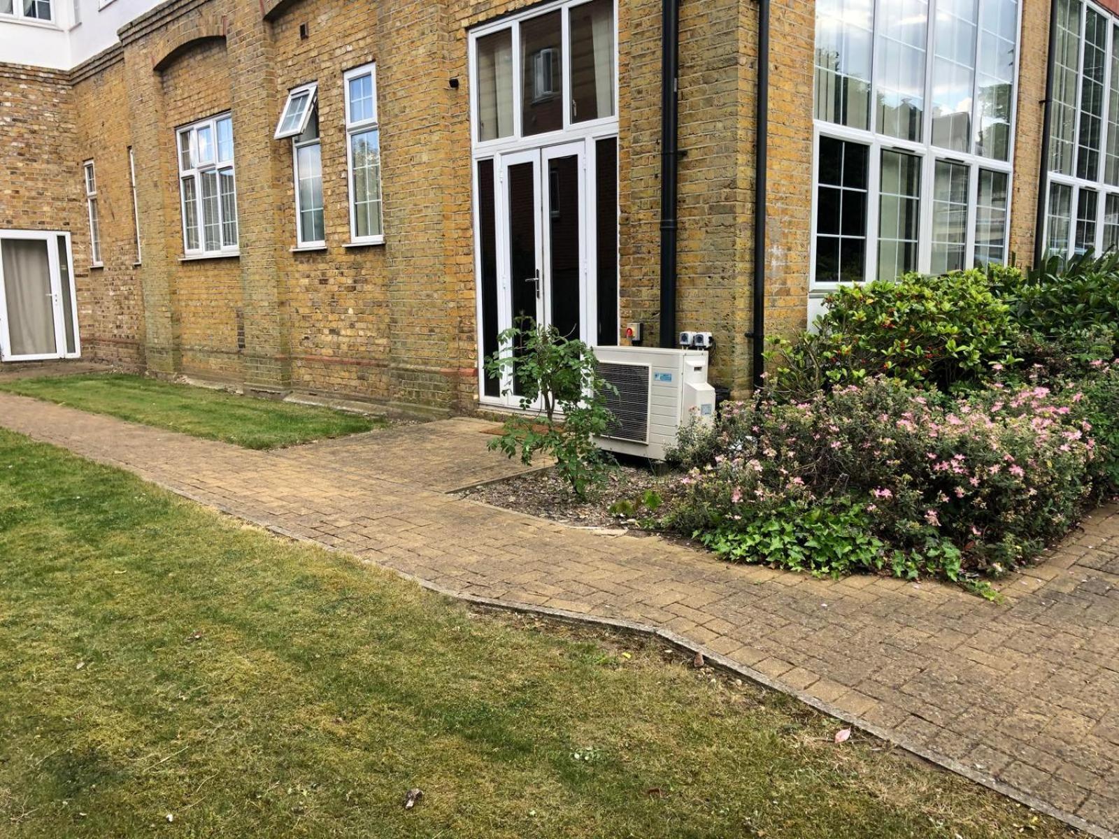 Spacious King Room With Private Entrance - Near Emirates And Camden And King'S Cross - 5 Min To Tube Finchley Kültér fotó