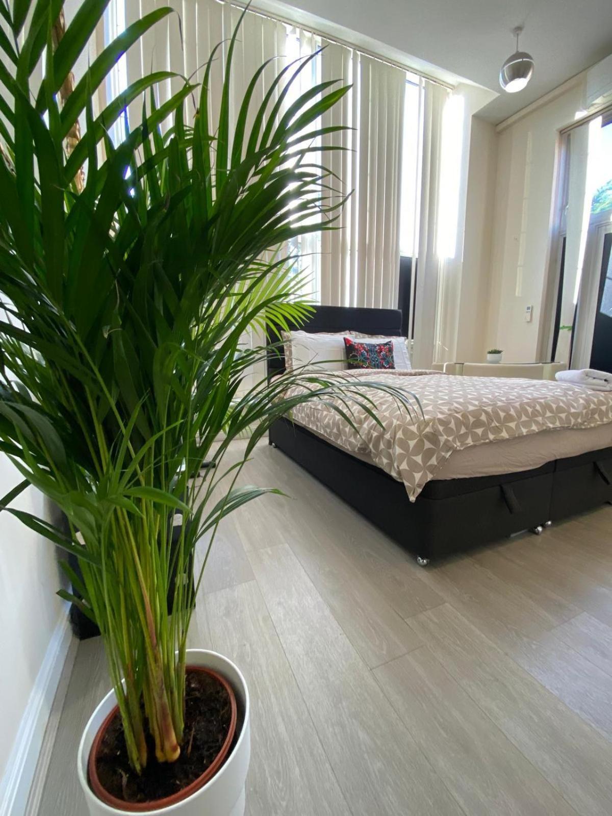 Spacious King Room With Private Entrance - Near Emirates And Camden And King'S Cross - 5 Min To Tube Finchley Kültér fotó